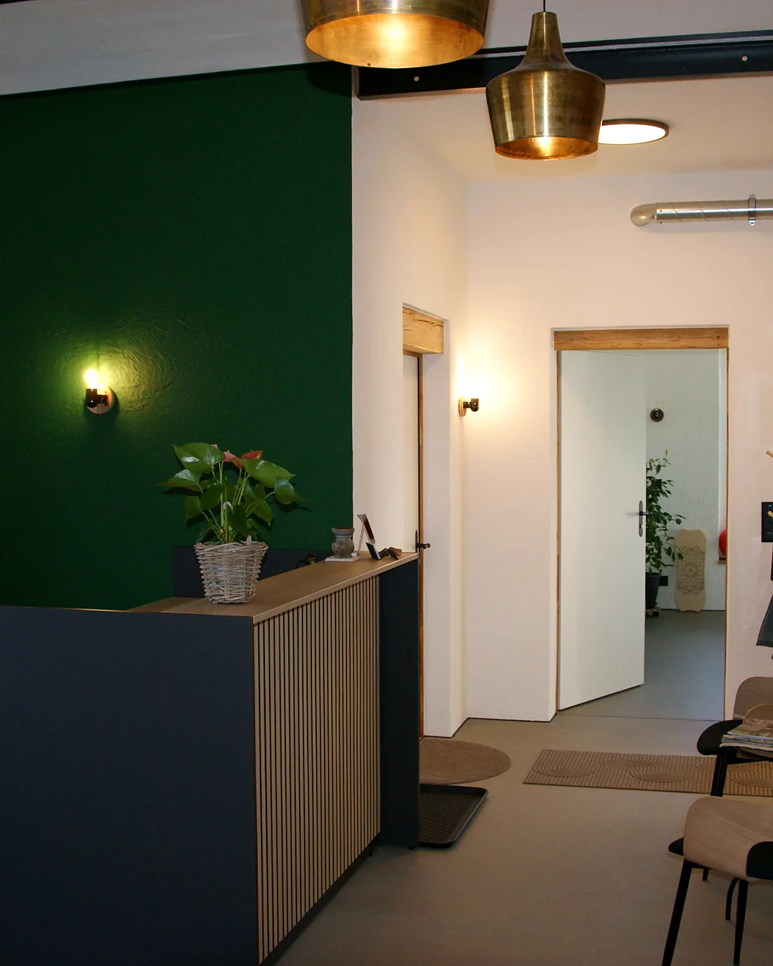 Eingangsbereich mit grüner Wand und Wartebereich