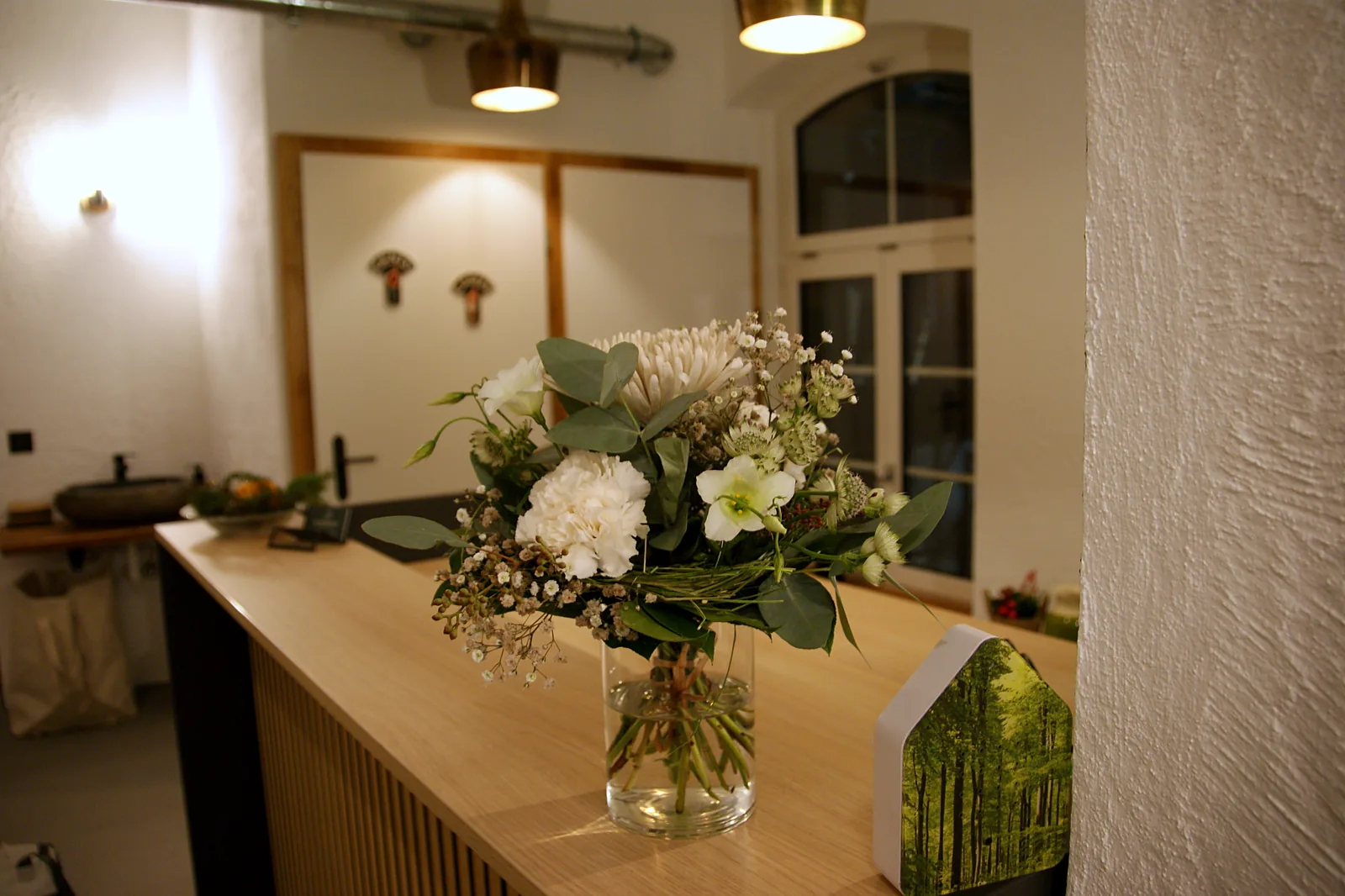 Empfangstheke aus Holz mit Blumenstrauss