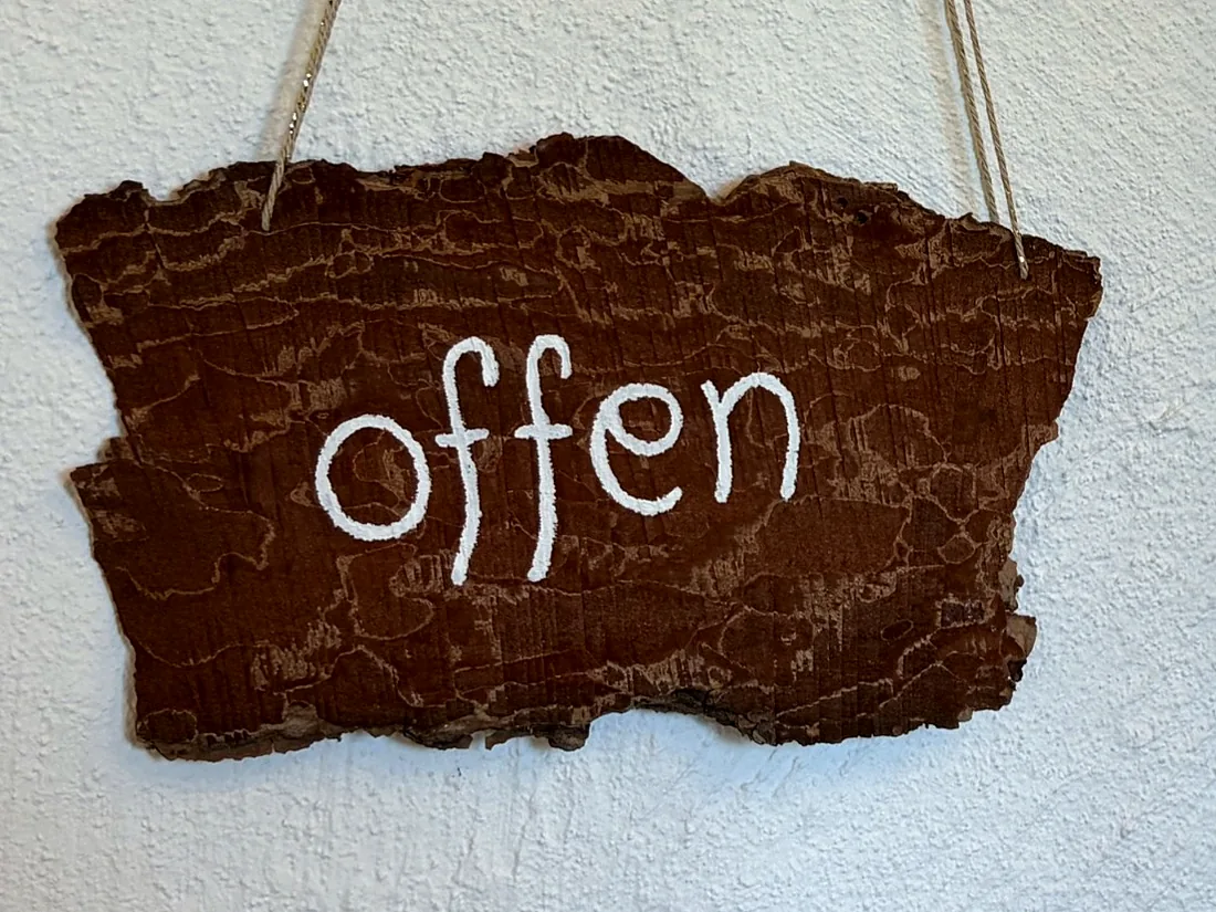 Handgemaltes Holzschild mit der Aufschrift offen